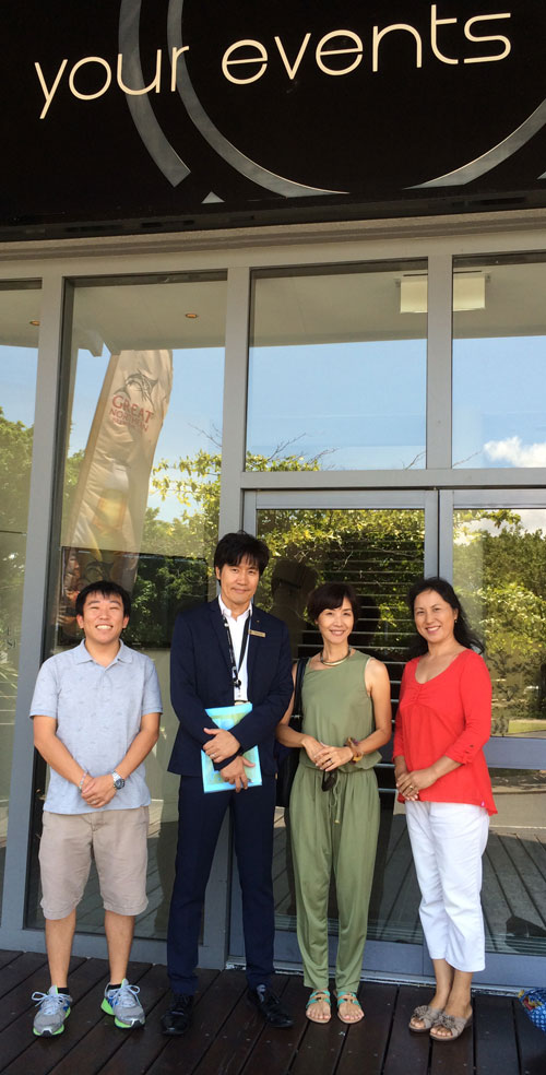 当日のお昼、会場を見せていただいて機材などをチェック。シャングリラホテルの上田さんは、「女性が多いから室温をもう少し上げられますか?」だの「マイクが短くて前かがみになっちゃんですけど。。」「椅子の配置はもっとこんな感じ」「スクリーンはもう少し高く」と言った要望に快く応えてくださいました。 お花までご用意くださった心遣いは、さすがホテルマン! プロジェクターを貸してくださったり、機械系のことを手伝ってくださったケン先生にもほんと助けられました。 昼は動いてたワイヤレスのマウスが、本番で動かず、「あれ?次のスライドに行かない」と言う私をすぐにフォローして、その後、絶妙なタイミングでページ送りを!
