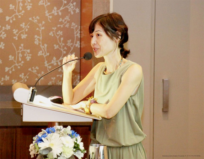 で、会場に行ってみたら「わ、原稿がよく見えない」ということに気がつきました。プリントアウトした字が小さ過ぎたのです。あと部屋が若干暗くて。。 何と、スマホの懐中電灯?を照らしながら、本番に望んだのでした。(笑) 結局、あまり原稿は見なかったけど、我ながら、気にするのは靴じゃなくてそこだろう、と思いましたね。